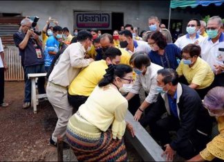 ผู้ว่า จ.สุพรรณบุรี เป็นประธานพิธียกเสาเอกบ้านหลังแรก"โครงการบ้านมั่นคงชนบทตำบลห้วยขมิ้น"