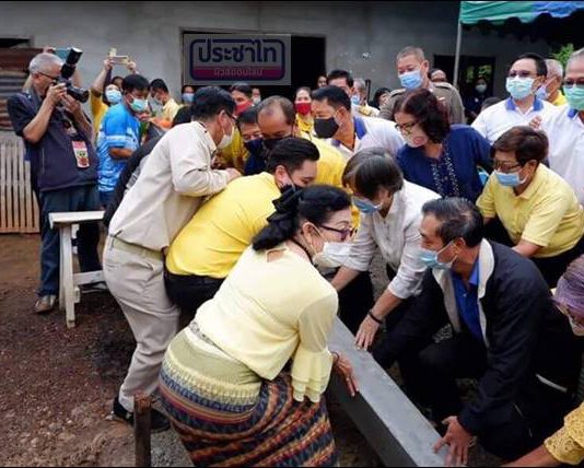 ผู้ว่า จ.สุพรรณบุรี เป็นประธานพิธียกเสาเอกบ้านหลังแรก"โครงการบ้านมั่นคงชนบทตำบลห้วยขมิ้น"