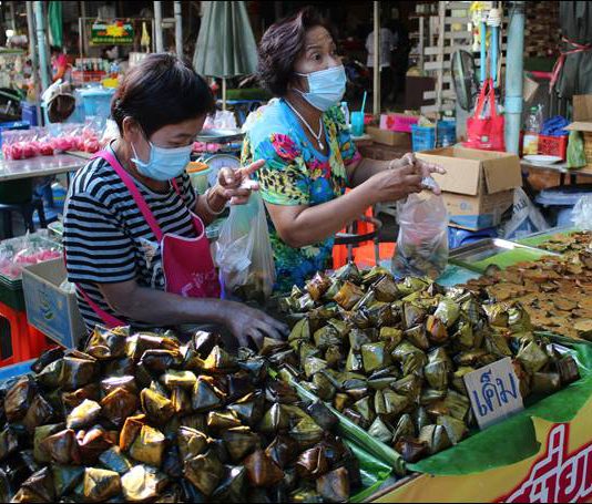 บรรยากาศวันจ่ายสารทจีนตลาดสดด่านช้างคึกคัก ด้านเทศบาลคุมเข้มป้องกันโควิด-19