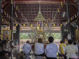 สมุทรสาคร วัดเจ็ดริ้ว มีการจัดประเพณีออกพรรษา โดยการตักบาตรดอกไม้ และล้างเท้าพระที่หาชมได้ยาก